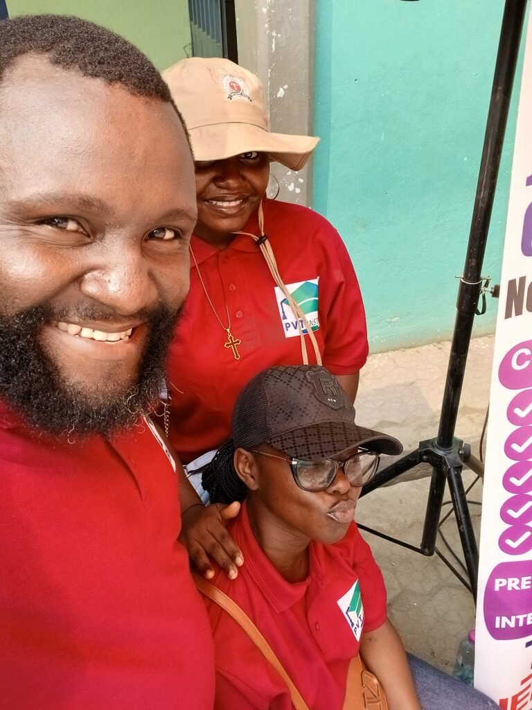 L'équipe de PVT Institut lors d'une journée portes ouvertes à Douala