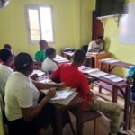 Cours en session a PVT Institut avec plusieurs apprenants, Rails-Bonaberi