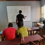 Formateur de PVT Institut expliquant une lecon au tableau
