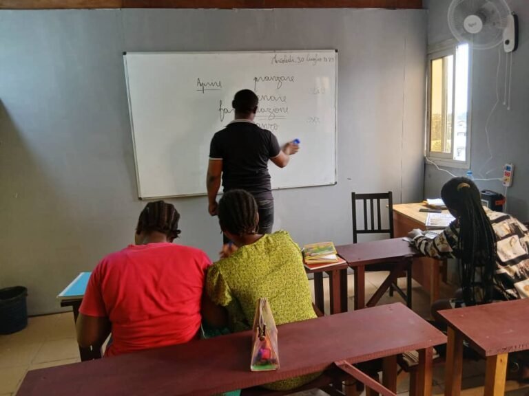 Formateur de PVT Institut expliquant une lecon au tableau