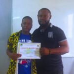 Remise du Certificate of Completion a un apprenant de PVT Institut