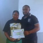 Remise de certificat à une apprenante de PVT Institut