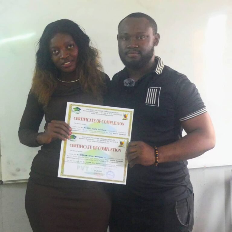 Apprenante recevant son certificat à PVT Institut, Douala