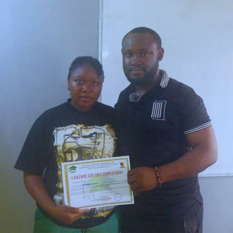 Remise de certificat à une apprenante de PVT Institut