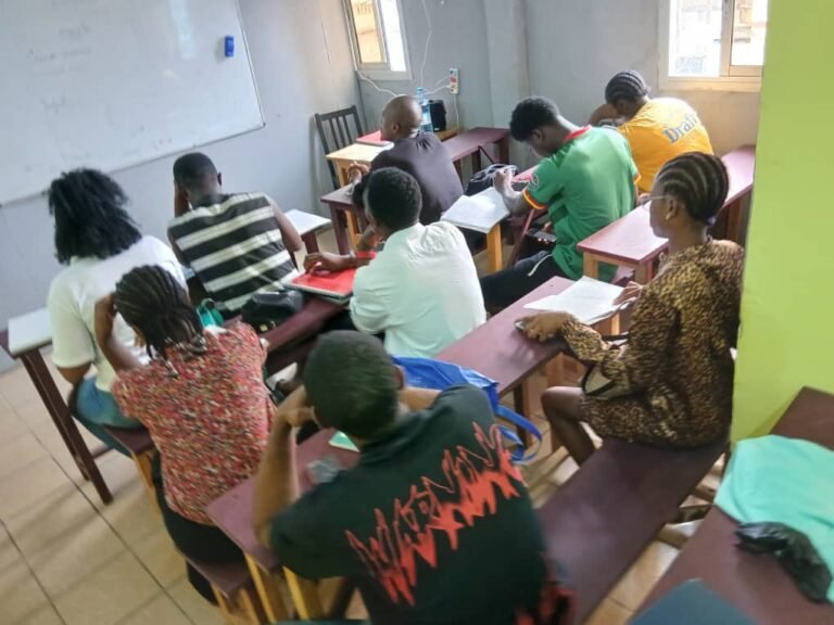 Apprenants en cours à PVT Institut, Bonaberi Douala