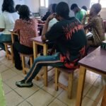 Apprenants concentrés pendant un cours à PVT Institut