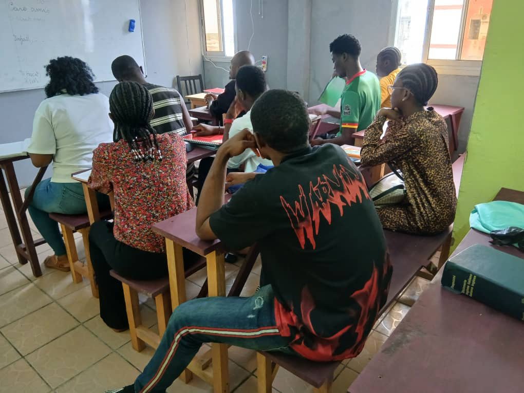 Apprenants pendant un cours intensif à PVT Institut