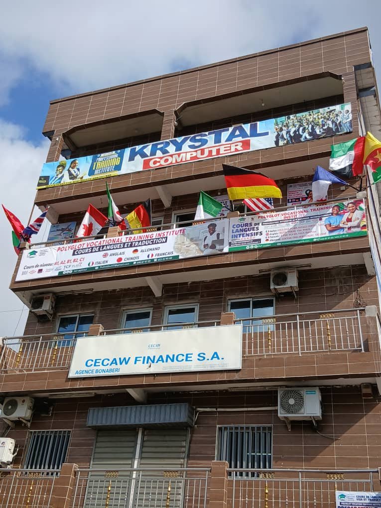 Façade de PVT Institut à Rails-Bonaberi avec les drapeaux des langues enseignées